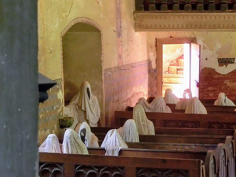 كنيسة سانت جورج المسكونة بالتماثيل الشبحية في التشيك